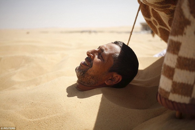 Bỏ tiền triệu để được tắm cát trần bỏng rát giữa sa mạc Sahara: Trải nghiệm cực hot vì 1 lý do không ngờ - Ảnh 1.