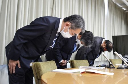 Nhân viên nhậu say làm bay màu dữ liệu cư dân cả thành phố, quan chức thành phố Nhật cúi đầu xin lỗi - Ảnh 2.