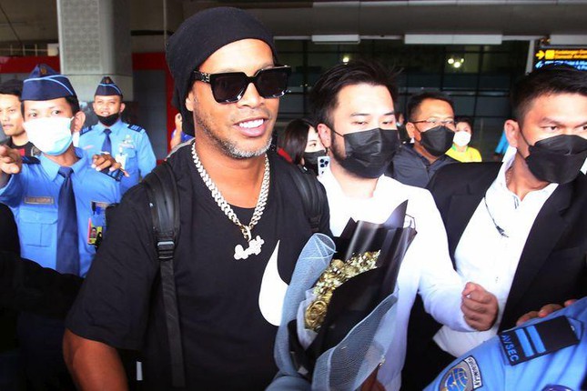 Ronaldinho sang Indonesia chơi bóng, HLV tuyên bố thích đá đâu thì đá - Ảnh 1.