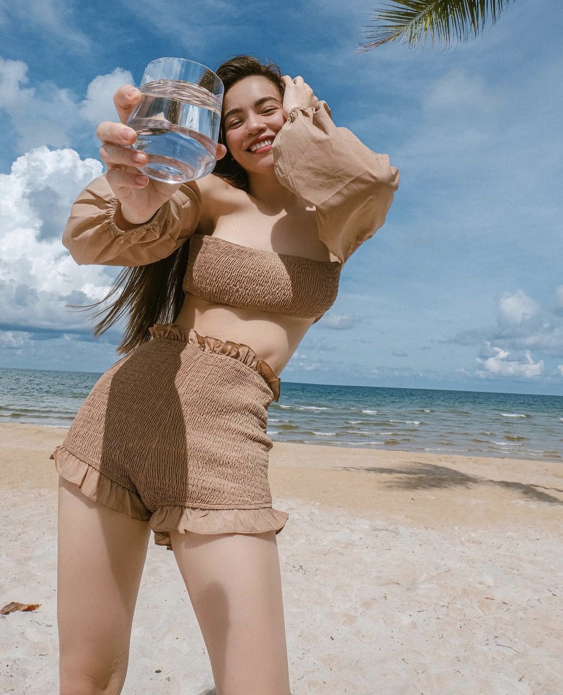 Đồ đi biển mới nhất của mỹ nh&acirc;n Việt: Xo&agrave;i Non diện v&aacute;y b&igrave;nh d&acirc;n, bộ đồ của Hồ Ngọc H&agrave; nhanh ch&oacute;ng ch&aacute;y h&agrave;ng  - Ảnh 3.