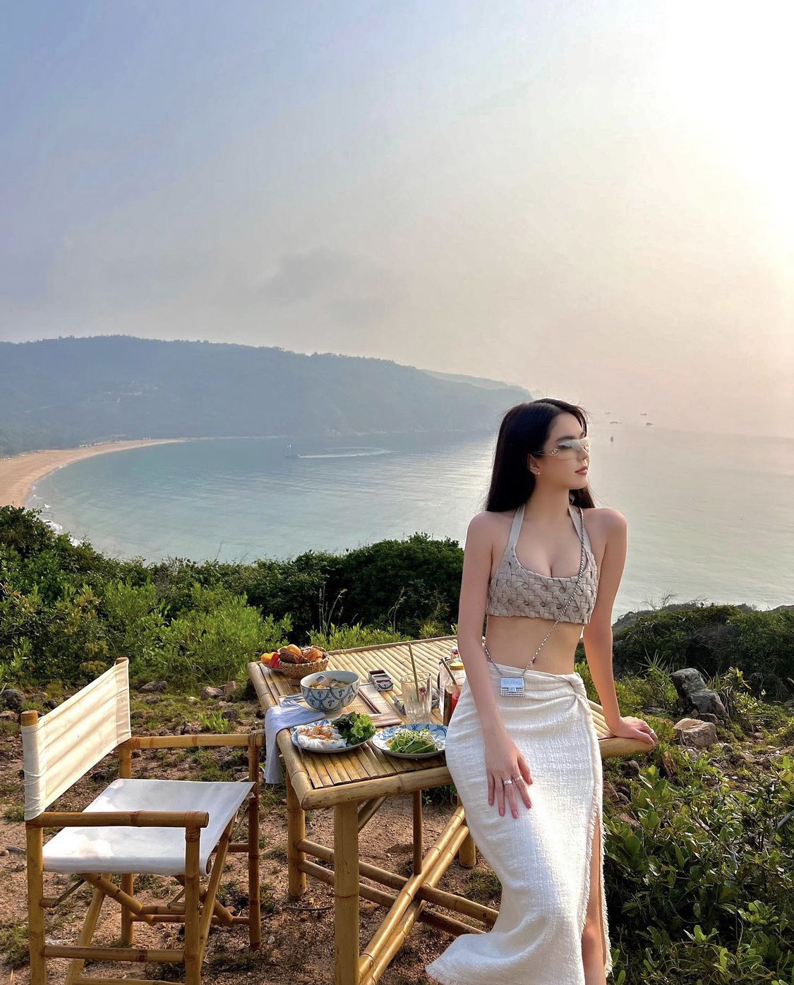 Đồ đi biển mới nhất của mỹ nh&acirc;n Việt: Xo&agrave;i Non diện v&aacute;y b&igrave;nh d&acirc;n, bộ đồ của Hồ Ngọc H&agrave; nhanh ch&oacute;ng ch&aacute;y h&agrave;ng  - Ảnh 11.