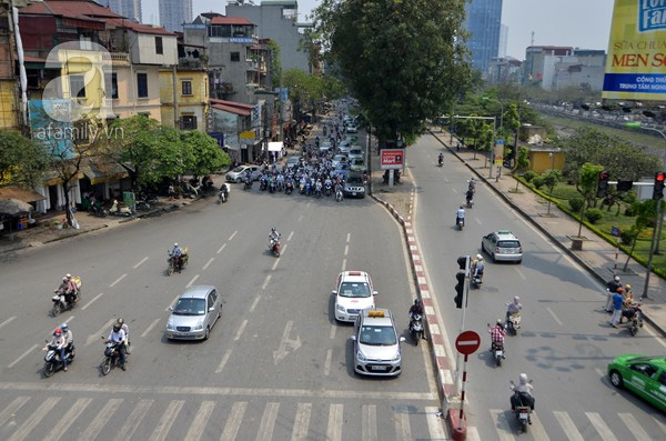 Hà Nội nắng nóng gần 40 độ, nhiều người tranh thủ núp dưới bóng cây lúc chờ đèn đỏ mà không biết có thể bị phạt - Ảnh 4.