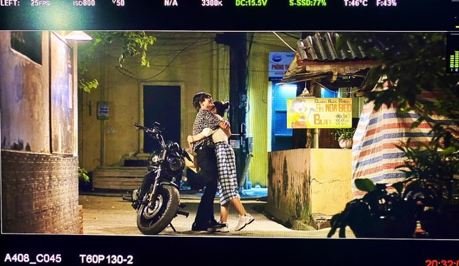  Sau cảnh hôn, đạo diễn tiếp tục hé lộ khoảnh khắc tình bể tình của Phong - Vân Thương ngày nắng về  - Ảnh 4.