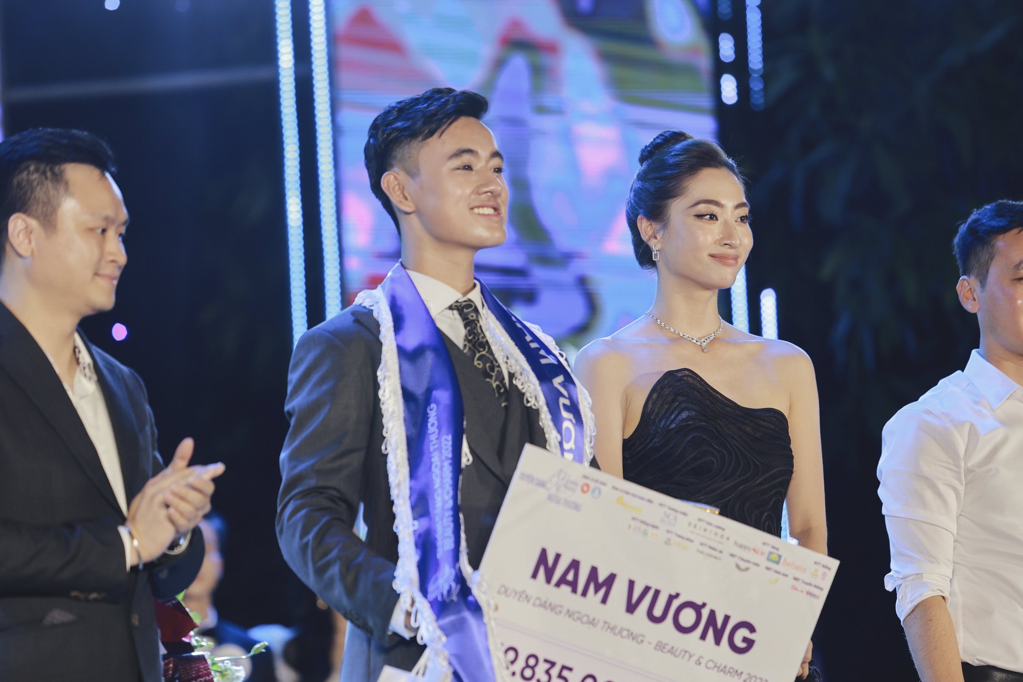 Gặp Tân Nam vương Ngoại thương: Cao 1m80, thông thạo 3 thứ tiếng, từng không dám đi thi vì bị chê mặt lệch - Ảnh 9. Gặp Tân Nam vương Ngoại thương: Cao 1m80, thông thạo 3 thứ tiếng, từng không dám đi thi vì bị chê mặt lệch - Ảnh 9.