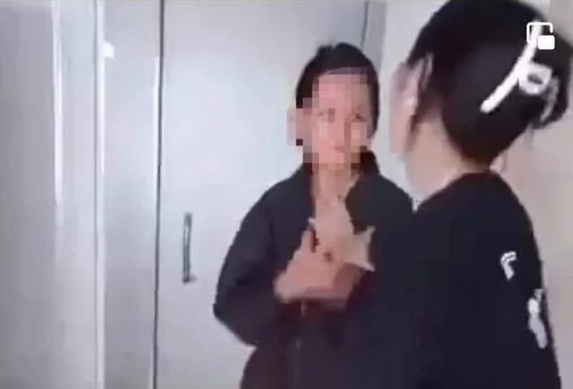 Vụ nữ sinh bị bạn đánh, lột đồ trong nhà vệ sinh ở Nghệ An: Nhà trường nói gì? - Ảnh 1.