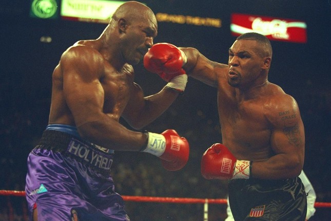 Tròn 1/4 thế kỷ và sự thật đằng sau cú cắn tai kinh điển của Mike Tyson với Holyfield - Ảnh 1.