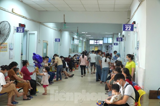 6.000 trẻ đến Bệnh viện Nhi khám mỗi ngày, chủ yếu bệnh đường hô hấp - Ảnh 1.