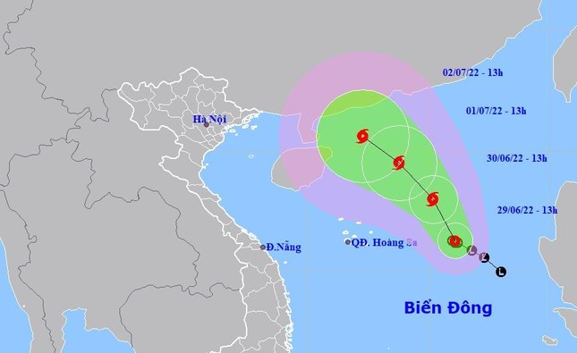 Áp thấp nhiệt đới diễn biến phức tạp, có thể mạnh lên thành bão vào ngày mai - Ảnh 1.