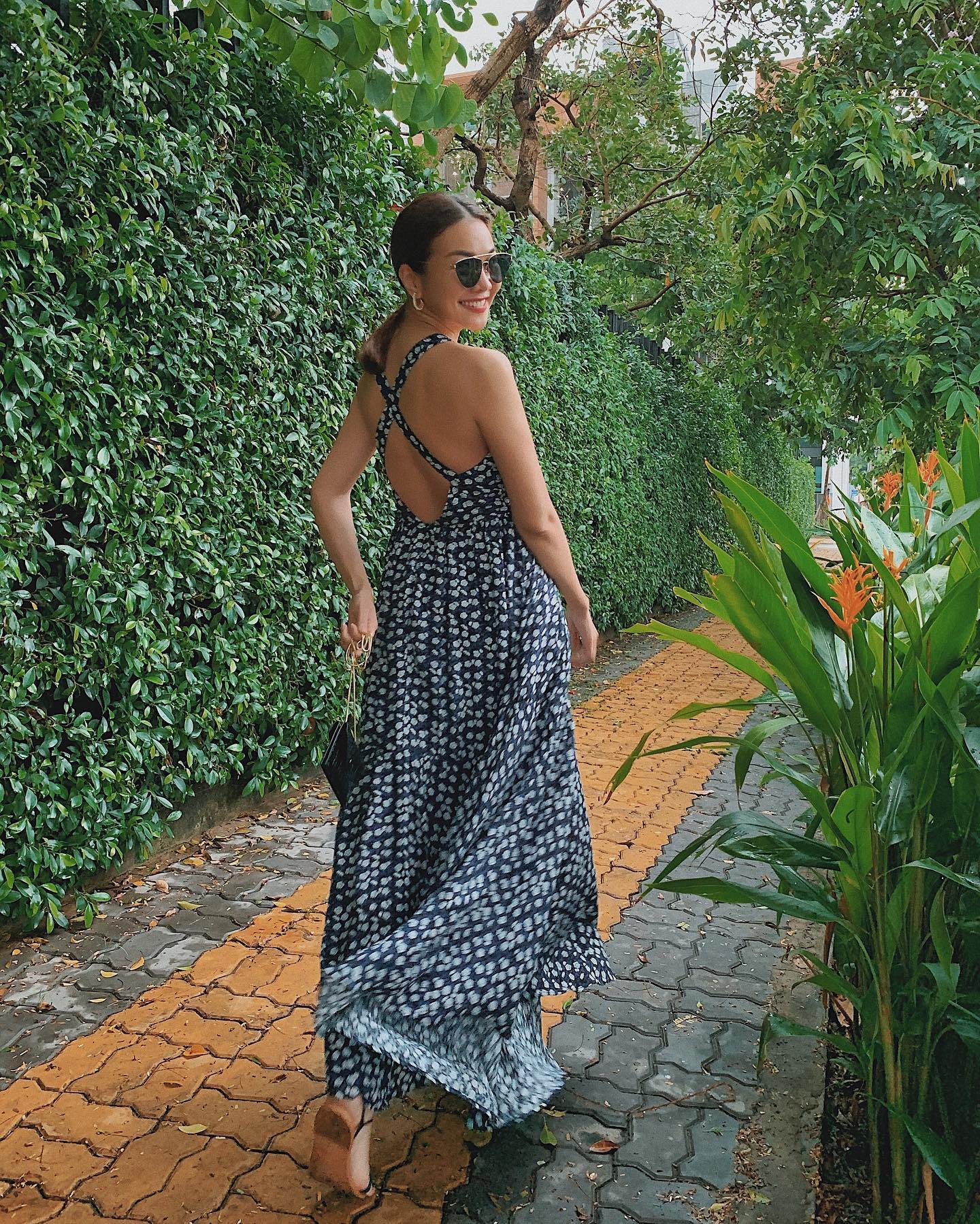 12 cách mặc váy maxi đi biển đẹp mãn nhãn của sao Việt - Ảnh 11. 12 cách mặc váy maxi đi biển đẹp mãn nhãn của sao Việt - Ảnh 11.