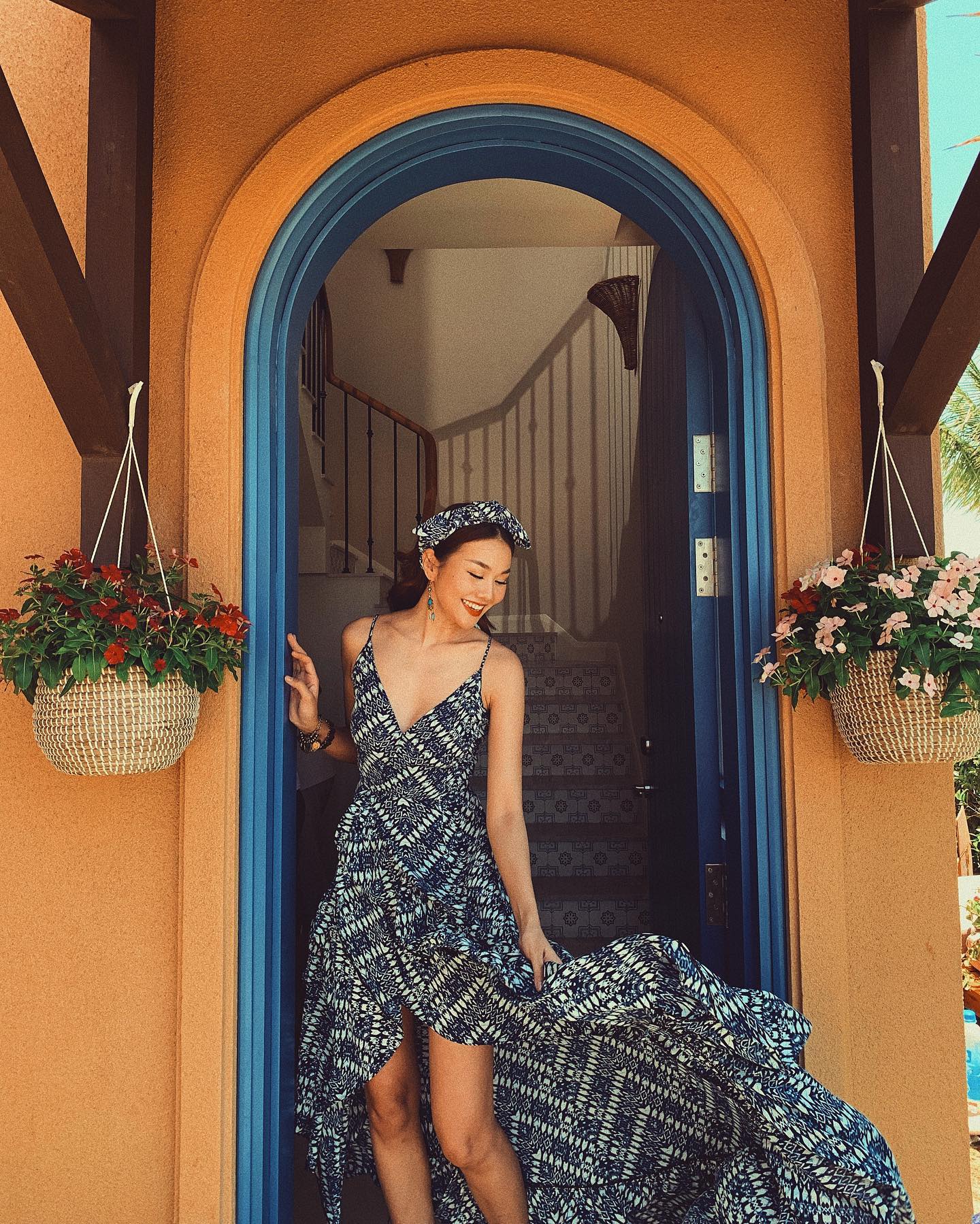 12 cách mặc váy maxi đi biển đẹp mãn nhãn của sao Việt - Ảnh 12. 12 cách mặc váy maxi đi biển đẹp mãn nhãn của sao Việt - Ảnh 12.