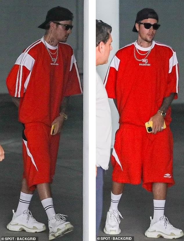 Justin Bieber kh&oacute;a m&ocirc;i b&agrave; x&atilde; si&ecirc;u mẫu giữa biến cố sức khỏe v&agrave; ồn &agrave;o kiện tụng - Ảnh 4.