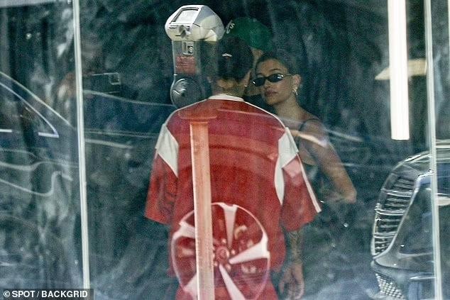 Justin Bieber kh&oacute;a m&ocirc;i b&agrave; x&atilde; si&ecirc;u mẫu giữa biến cố sức khỏe v&agrave; ồn &agrave;o kiện tụng - Ảnh 7.