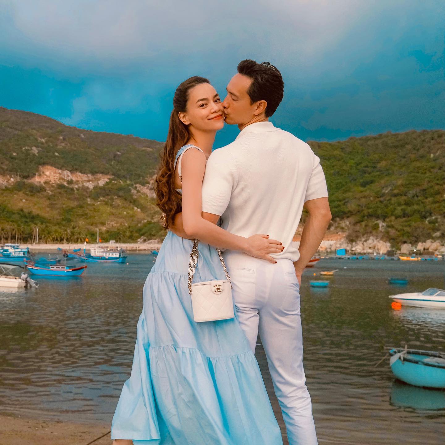 12 cách mặc váy maxi đi biển đẹp mãn nhãn của sao Việt - Ảnh 8. 12 cách mặc váy maxi đi biển đẹp mãn nhãn của sao Việt - Ảnh 8.