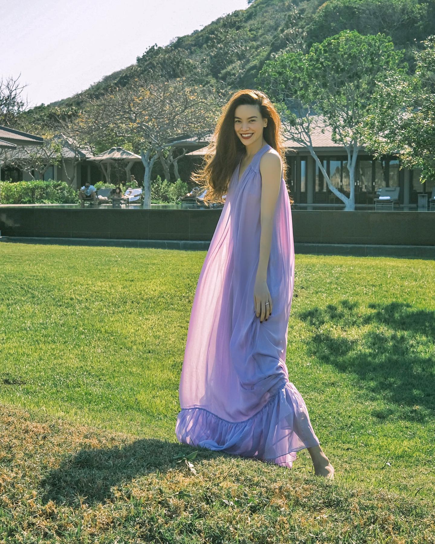 12 cách mặc váy maxi đi biển đẹp mãn nhãn của sao Việt - Ảnh 9. 12 cách mặc váy maxi đi biển đẹp mãn nhãn của sao Việt - Ảnh 9.