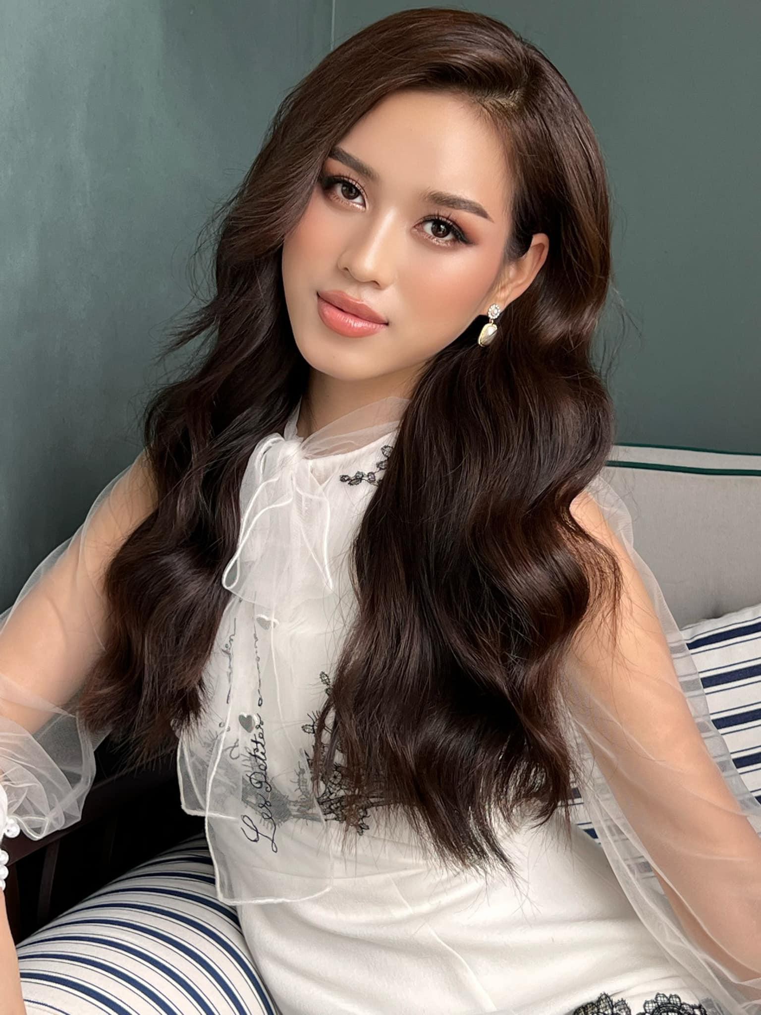 Hoa hậu Đỗ Thị H&agrave; &lsquo;biến h&oacute;a&rsquo; với t&oacute;c: Xoăn đu&ocirc;i nhẹ vẫn l&agrave; &lsquo;ch&acirc;n &aacute;i&rsquo; - Ảnh 1.