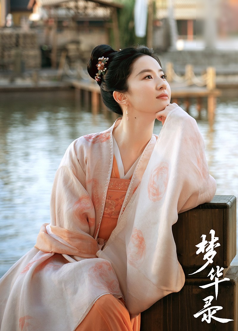   The new movie just aired, Liu Yifei was criticized for not being suitable for his co-star - Photo 2.