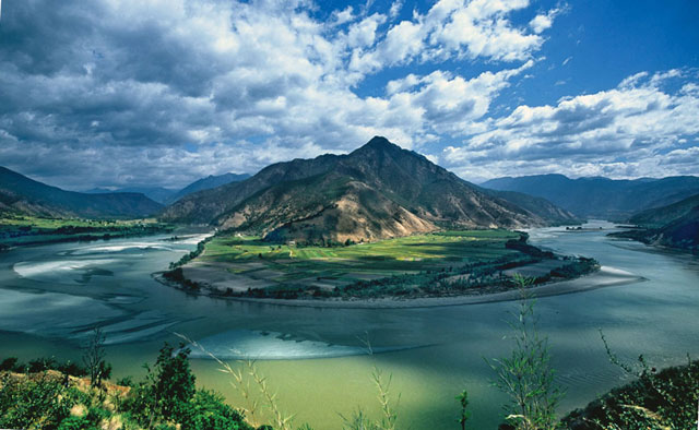 Red river in China: It changes color in the rain, the drink made from this river water is well known - Photo 1.