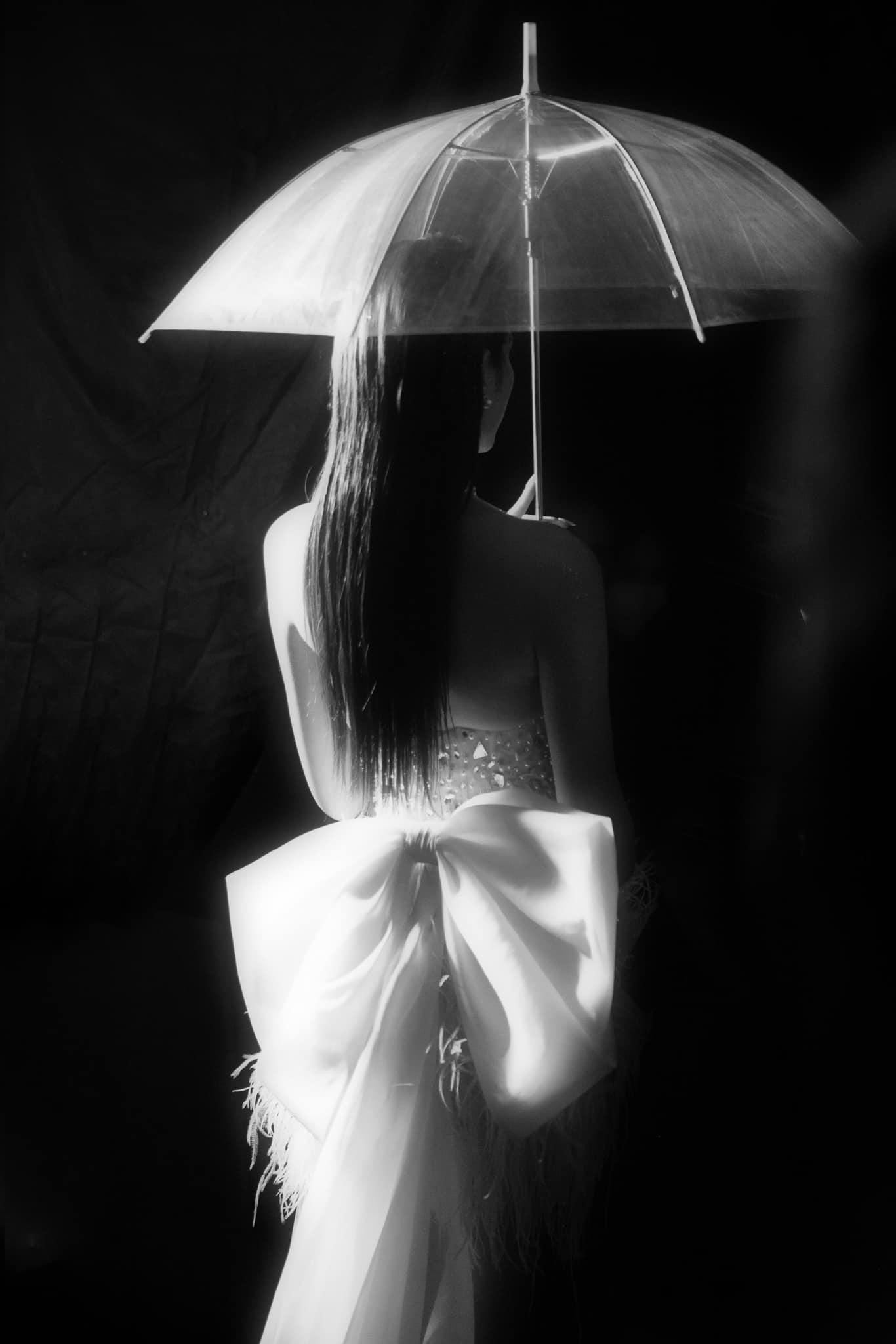 Hoa hậu Đỗ Thị H&agrave; &lsquo;biến h&oacute;a&rsquo; với t&oacute;c: Xoăn đu&ocirc;i nhẹ vẫn l&agrave; &lsquo;ch&acirc;n &aacute;i&rsquo; - Ảnh 13.