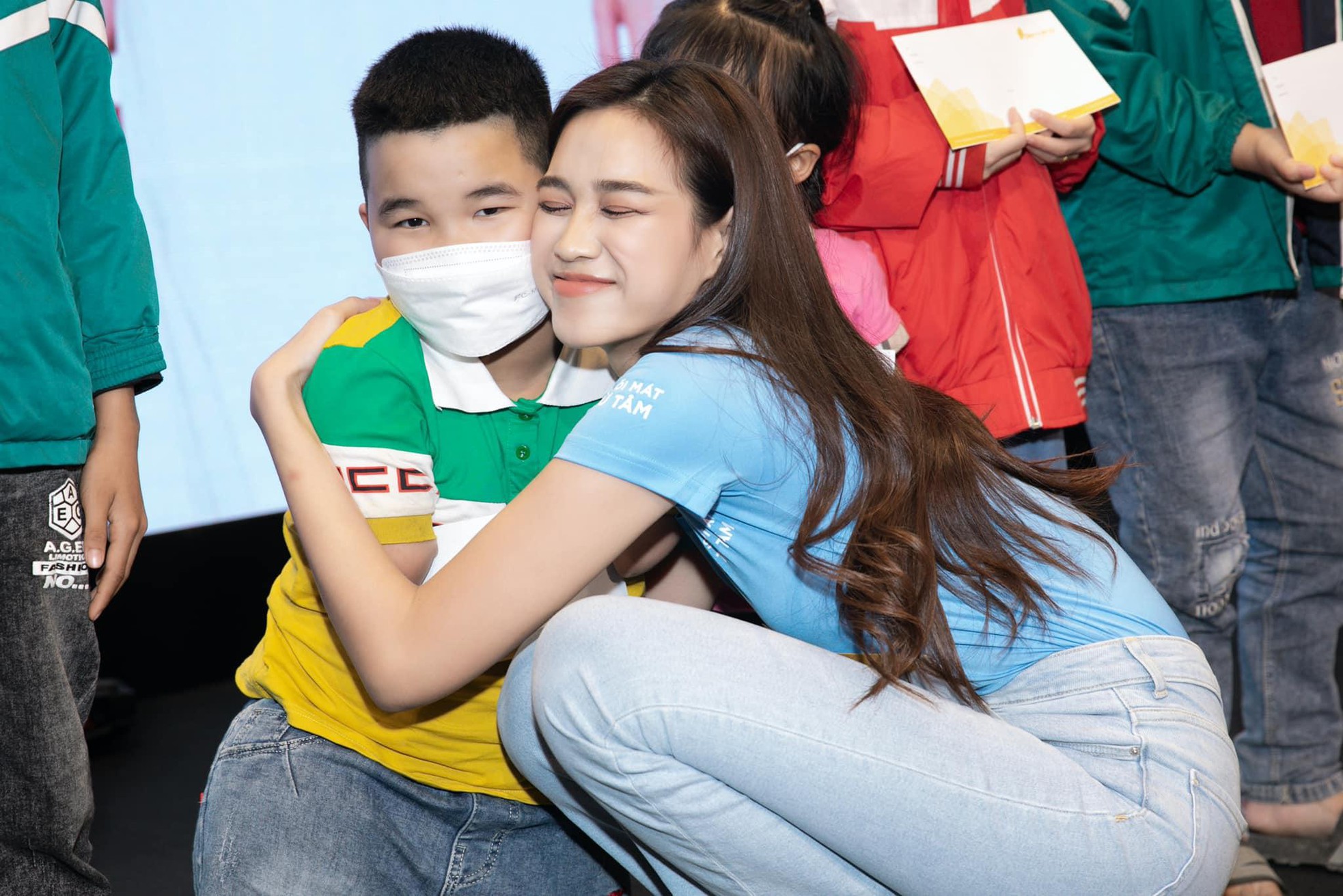 Hoa hậu Đỗ Thị H&agrave; &lsquo;biến h&oacute;a&rsquo; với t&oacute;c: Xoăn đu&ocirc;i nhẹ vẫn l&agrave; &lsquo;ch&acirc;n &aacute;i&rsquo; - Ảnh 15.