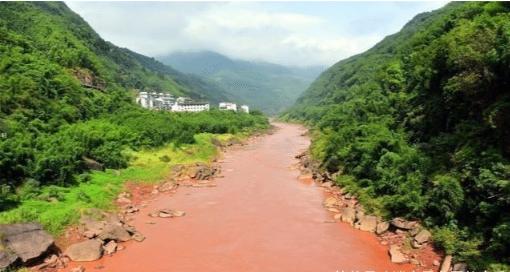 The red river in China: It changes color in the rain, the drink made from this river water is well known - Photo 4.