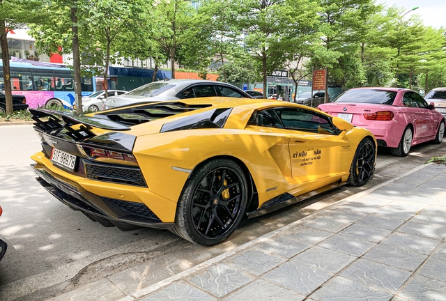 Dàn siêu xe gần 400 tỷ đồng đã đến Hà Nội, Koenigsegg Regera và McLaren Senna nằm trùm bạt chờ tỏa sáng - Ảnh 4. Dàn siêu xe gần 400 tỷ đồng đã đến Hà Nội, Koenigsegg Regera và McLaren Senna nằm trùm bạt chờ tỏa sáng - Ảnh 4.