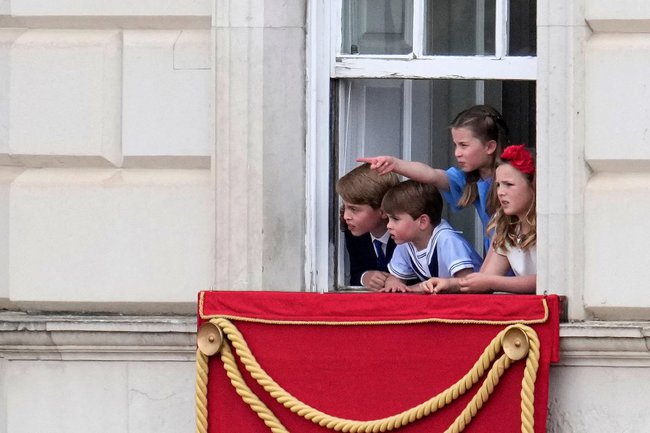 Khoảnh khắc cúi đầu đầy ý nghĩa của 3 con nhà Kate, công chúa Charlotte gây chú ý với loạt biểu cảm đáng yêu - Ảnh 5.