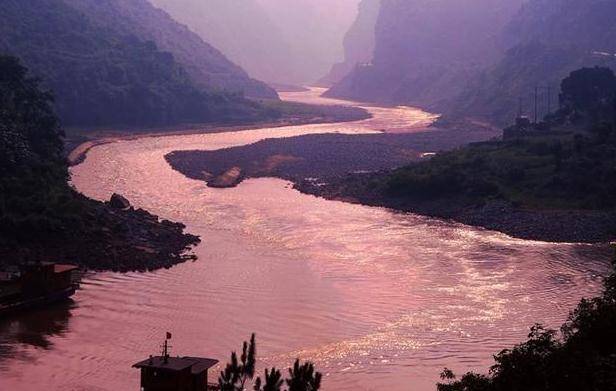 Red river in China: It changes color in the rain, the drink made from this river water is well known - Photo 5.