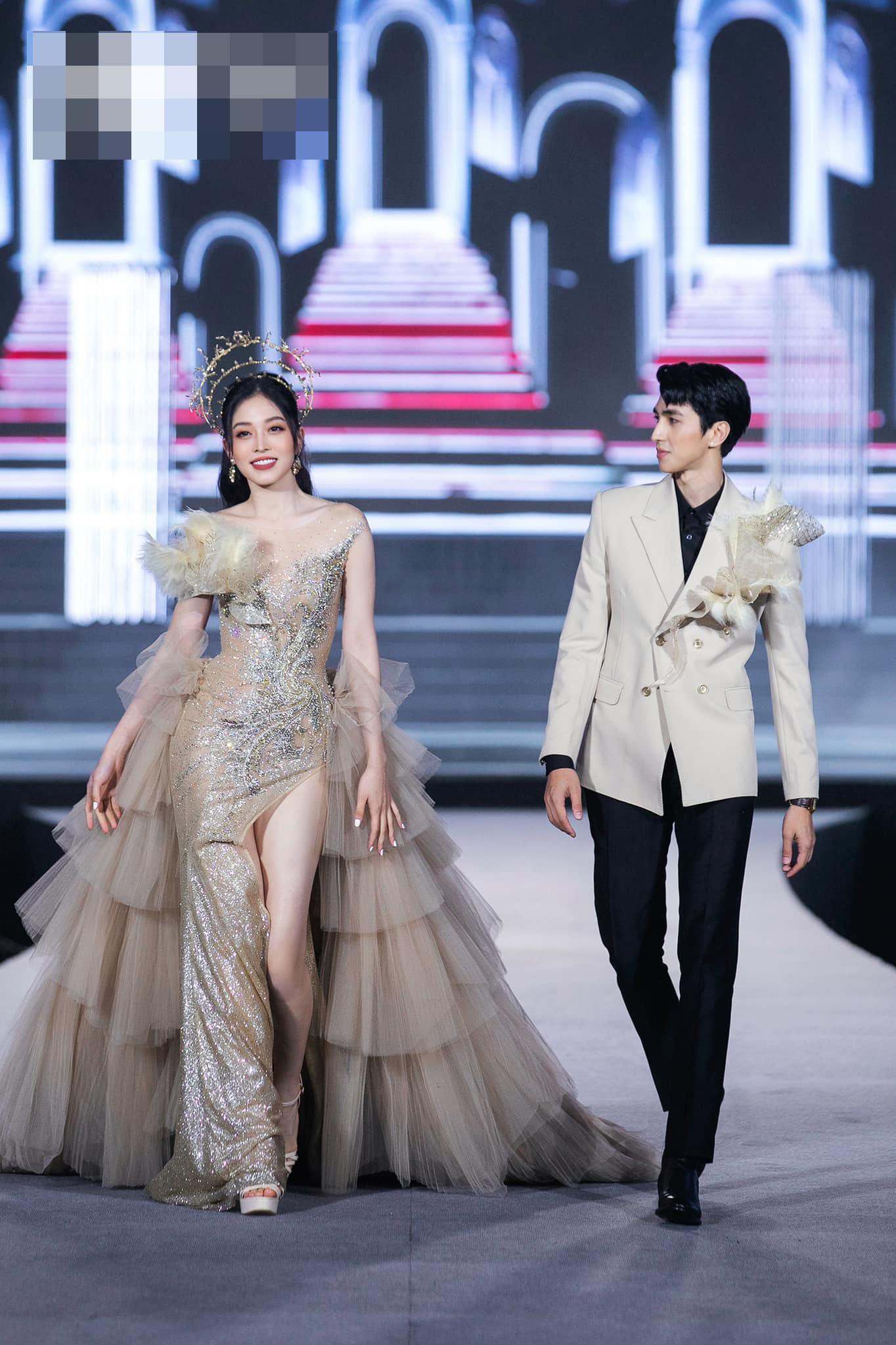 Những lần Á hậu Phương Nga và bạn trai Bình An nhấn chìm sàn runway trong tình yêu - Ảnh 9.