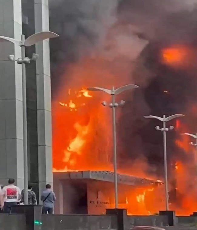 Cháy lớn tại trung tâm thương mại Moscow, nhiều người đang mắc kẹt - Ảnh 1.