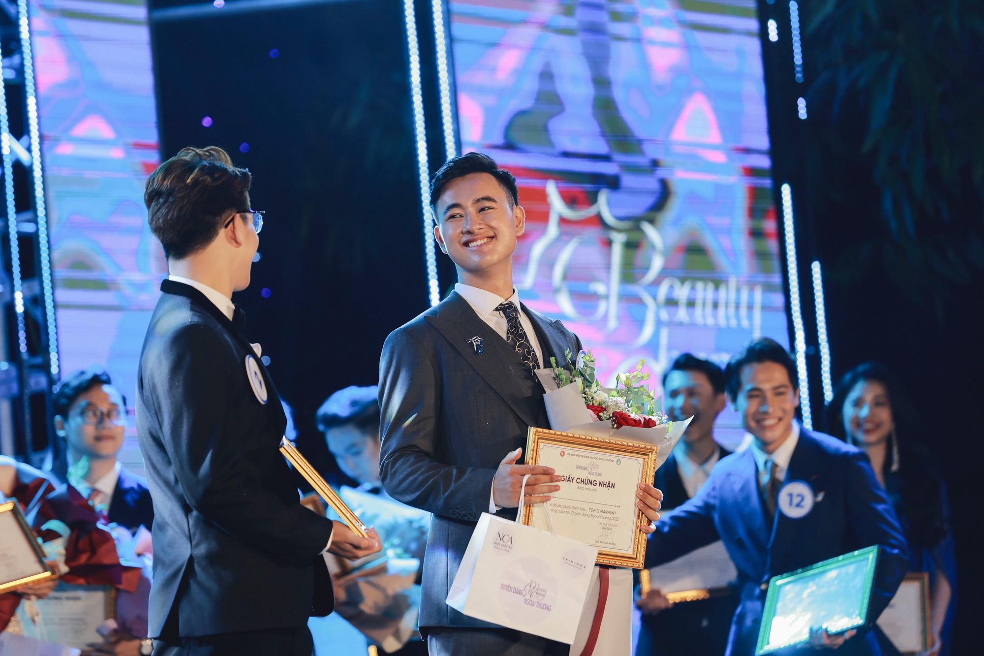 Gặp Tân Nam vương Ngoại thương: Cao 1m80, thông thạo 3 thứ tiếng, từng không dám đi thi vì bị chê mặt lệch - Ảnh 6. Gặp Tân Nam vương Ngoại thương: Cao 1m80, thông thạo 3 thứ tiếng, từng không dám đi thi vì bị chê mặt lệch - Ảnh 6.