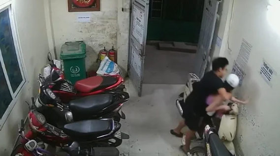 Vụ c&ocirc; g&aacute;i bị khống chế, s&agrave;m sỡ ở H&agrave; Nội: Kẻ biến th&aacute;i đối diện h&igrave;nh phạt g&igrave;? - Ảnh 1.
