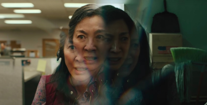 Everything Everywhere All at Once: Khi mọi thứ dần trở nên vô nghĩa, hãy tử tế! - Ảnh 3. Everything Everywhere All at Once: Khi mọi thứ dần trở nên vô nghĩa, hãy tử tế! - Ảnh 3.