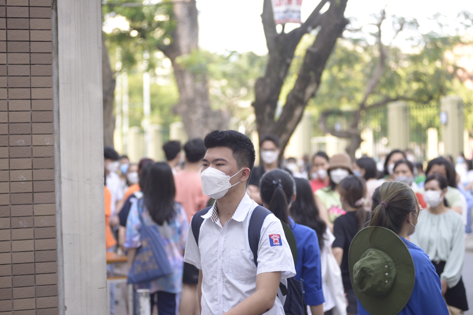 Kết thúc buổi thi vào lớp 10 THPT chuyên Ngoại ngữ: Đề không quá khó, riêng môn tiếng Anh có độ phân loại thí sinh cao - Ảnh 2.