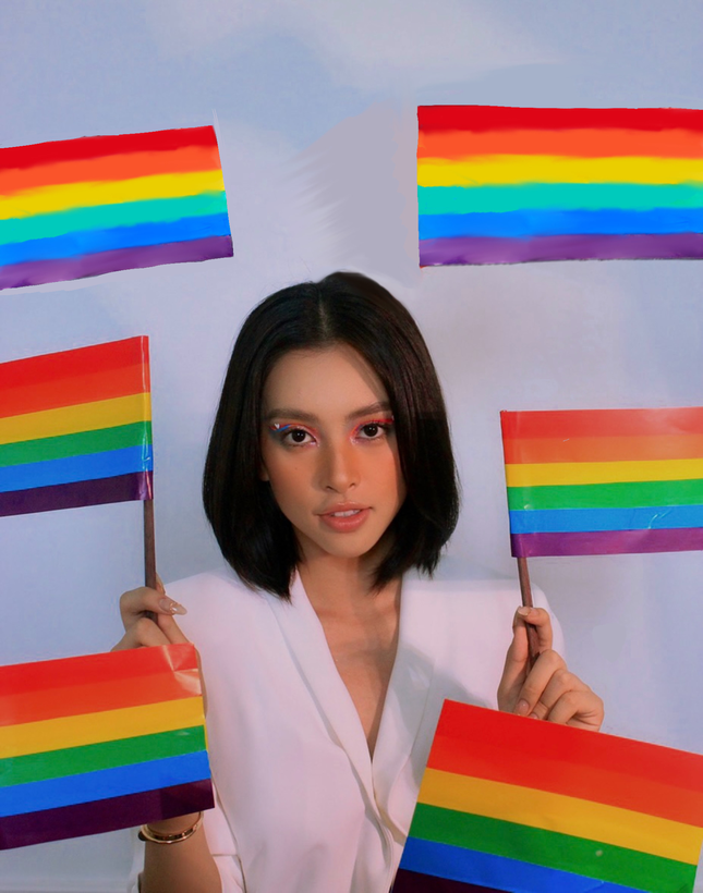 Tiểu Vy đã chọn cờ LGBT để biểu đạt tình yêu và sự đồng cảm. Bằng sự can đảm và quyết tâm, cô gái xinh đẹp đã trở thành người mẫu cho những khuôn hình đẹp đươc chụp bởi nhiếp ảnh gia tài năng. Hãy cùng cổ vũ và lạc quan hơn về một xã hội đa dạng và bình đẳng hơn, bằng những bước tiến vững chắc từng ngày!