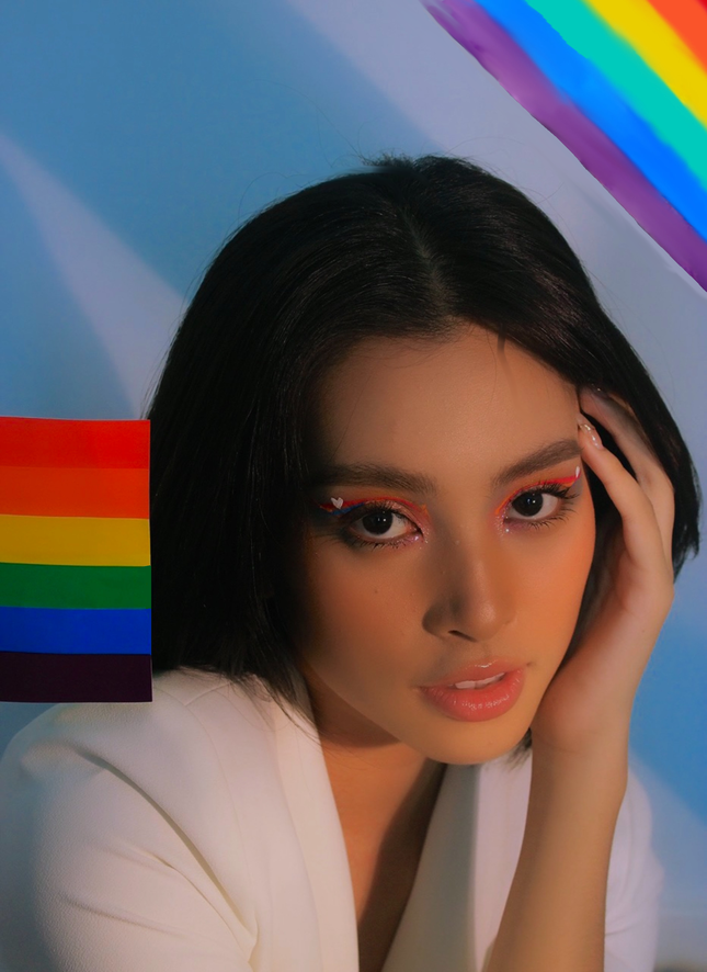 Hoa hậu Tiểu Vy trình làng bộ ảnh chụp với cờ lục sắc, cất tiếng nói ủng hộ cộng đồng LGBTQ+ - Ảnh 3.