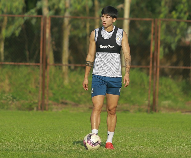 Văn Hậu tập một mình, HLV Hà Nội FC tiết lộ về thời điểm có thể trở lại thi đấu - Ảnh 1.