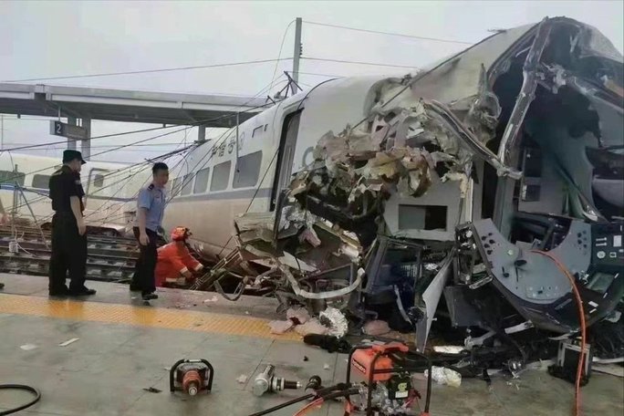 China: High-speed train crashed, the driver died on the spot - Photo 1.