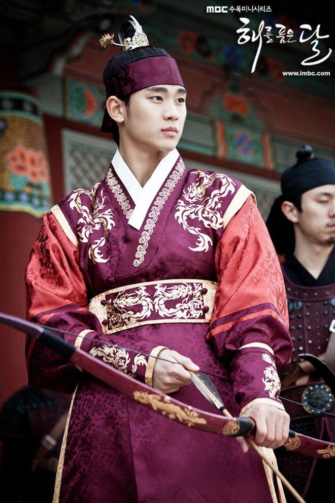 Vai chính Mặt Trăng Ôm Mặt Trời vốn không phải của Kim Soo Hyun: Người né vai giờ là nam thần hạng A nức tiếng - Ảnh 1.