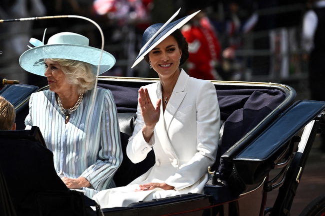 Meghan Markle and Princess Kate appeared together at the Platinum ceremony, having a special surprise in common - Photo 11.