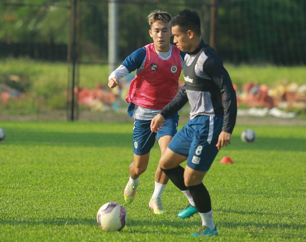 Văn Hậu tập một mình, HLV Hà Nội FC tiết lộ về thời điểm có thể trở lại thi đấu - Ảnh 11.