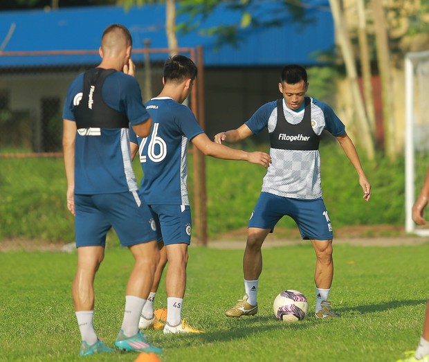 Văn Hậu tập một mình, HLV Hà Nội FC tiết lộ về thời điểm có thể trở lại thi đấu - Ảnh 12.