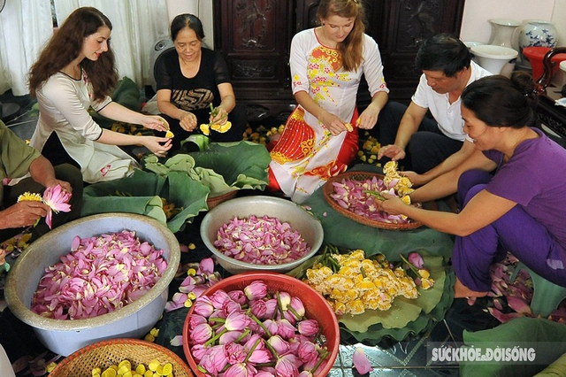 The feat of marinating tea encapsulates the quintessence of thousands of West Lake lotus flowers - Photo 4.