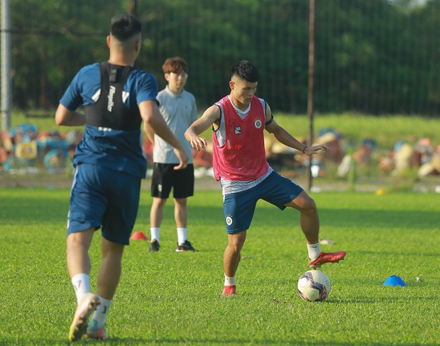 Văn Hậu tập một mình, HLV Hà Nội FC tiết lộ về thời điểm có thể trở lại thi đấu - Ảnh 6.