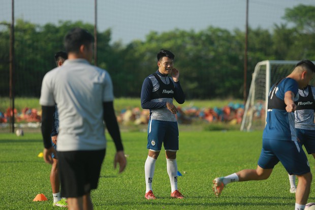 Văn Hậu tập một mình, HLV Hà Nội FC tiết lộ về thời điểm có thể trở lại thi đấu - Ảnh 9.