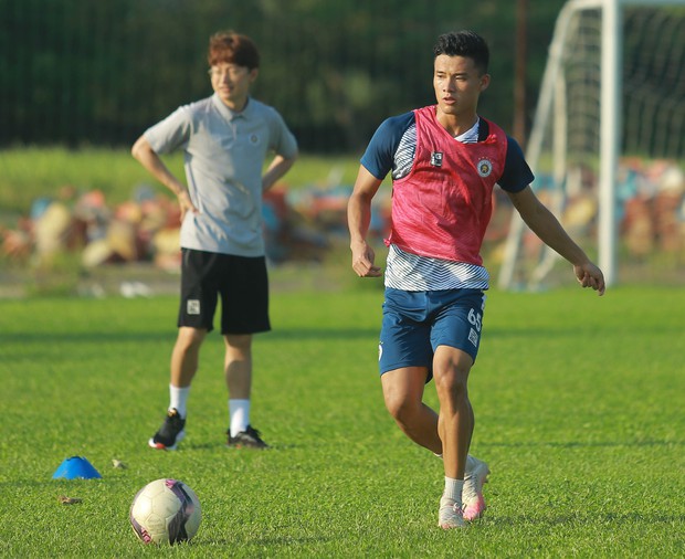 Văn Hậu tập một mình, HLV Hà Nội FC tiết lộ về thời điểm có thể trở lại thi đấu - Ảnh 10.