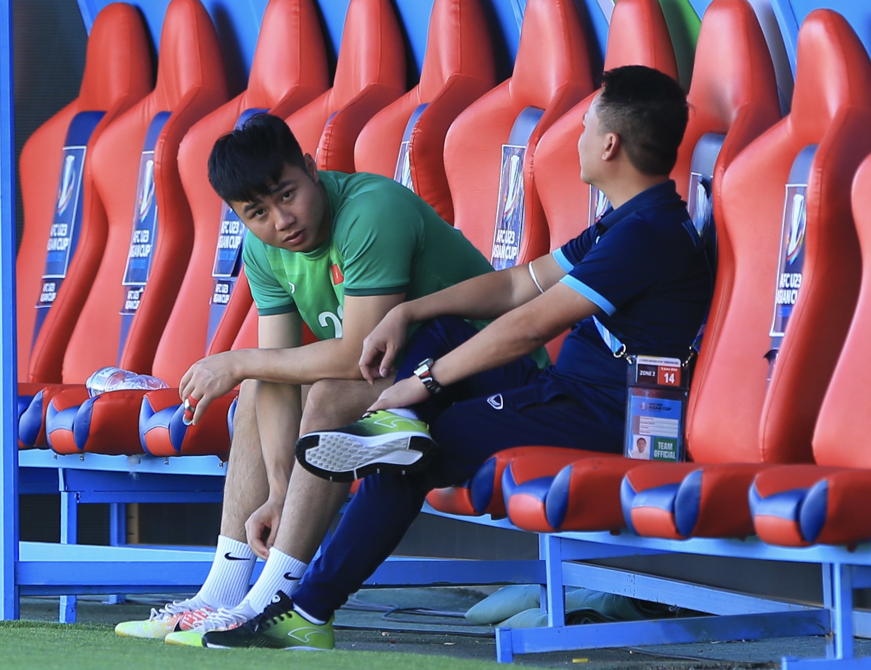 Van Toan sat contemplatively looking at his teammates, Dung Quang Nho recharged before the time U23 Vietnam played - Photo 2.