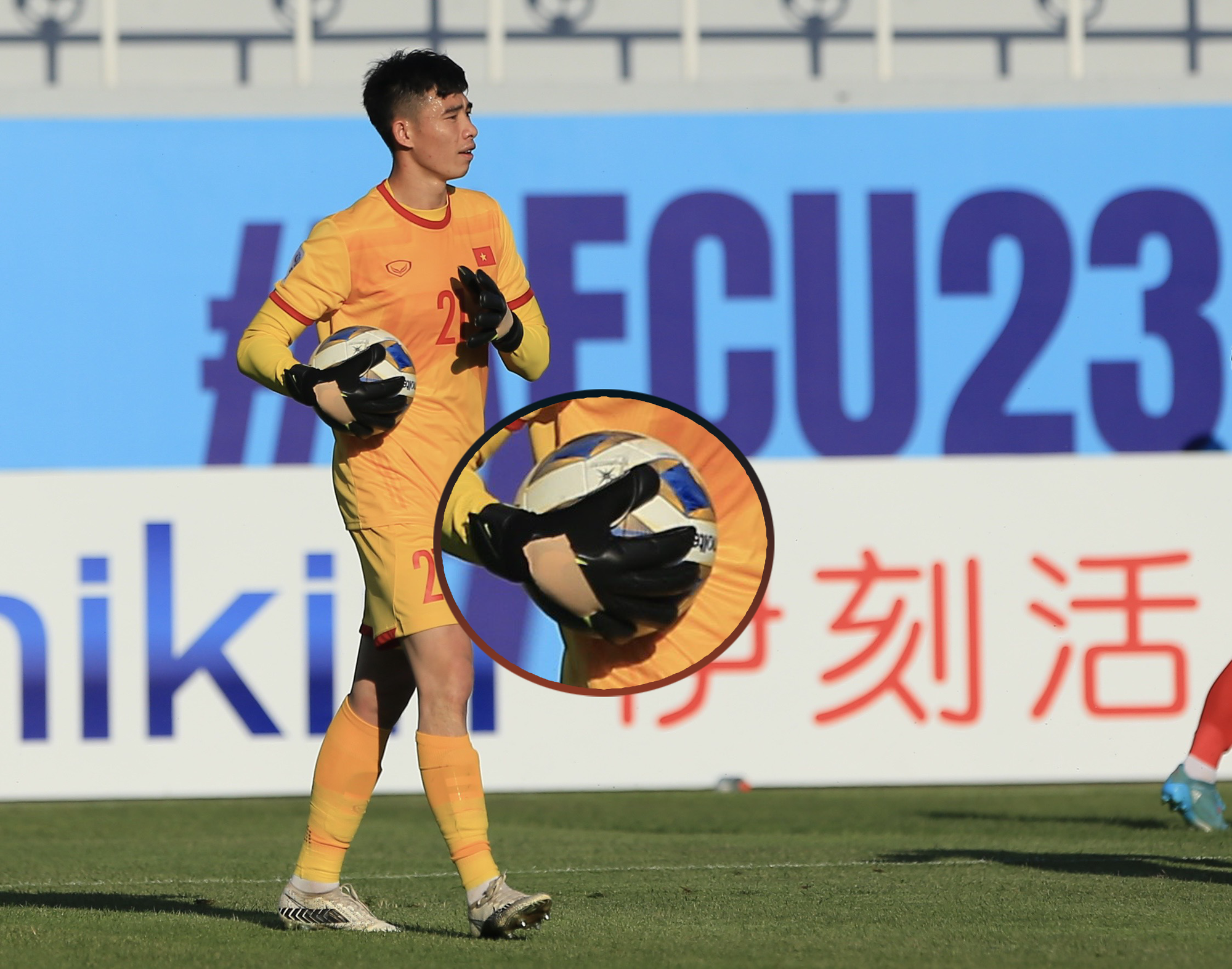 Vietnam U23 goalkeeper had to patch his gloves because of strange rules at the 2022 AFC U23 Championship - Photo 1.