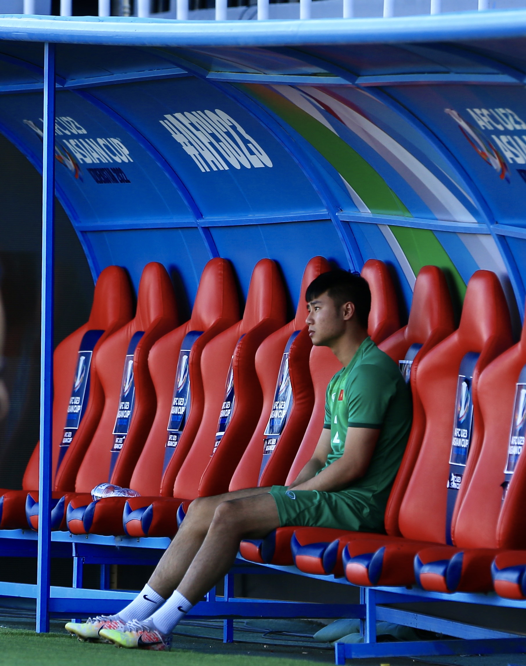 Van Toan sat contemplatively looking at his teammates, Dung Quang Nho recharged before U23 Vietnam played - Photo 1.