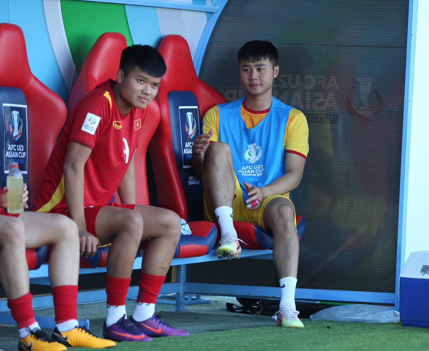 Van Toan sat contemplatively looking at his teammates, Dung Quang Nho recharged before the time U23 Vietnam played - Photo 3.