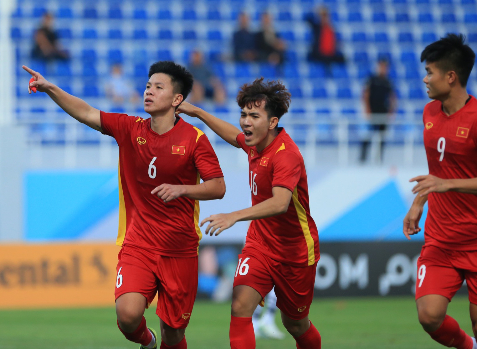 Vu Tien Long's fiancée (U23 Vietnam) felt sorry for herself when her husband was away from home, revealing the time of marriage registration - Photo 1.